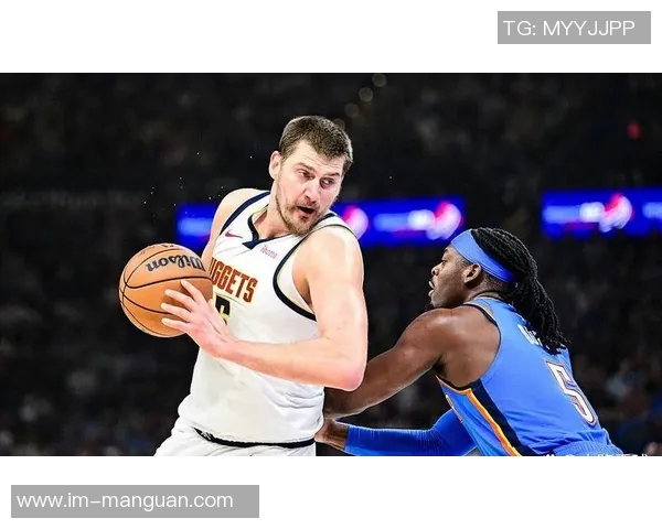 约基奇倒下后昔日好友现身邪魅一笑引发赛场风波